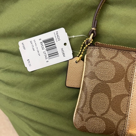 NWT Classic Coach Wristlet - Picture 3 of 6